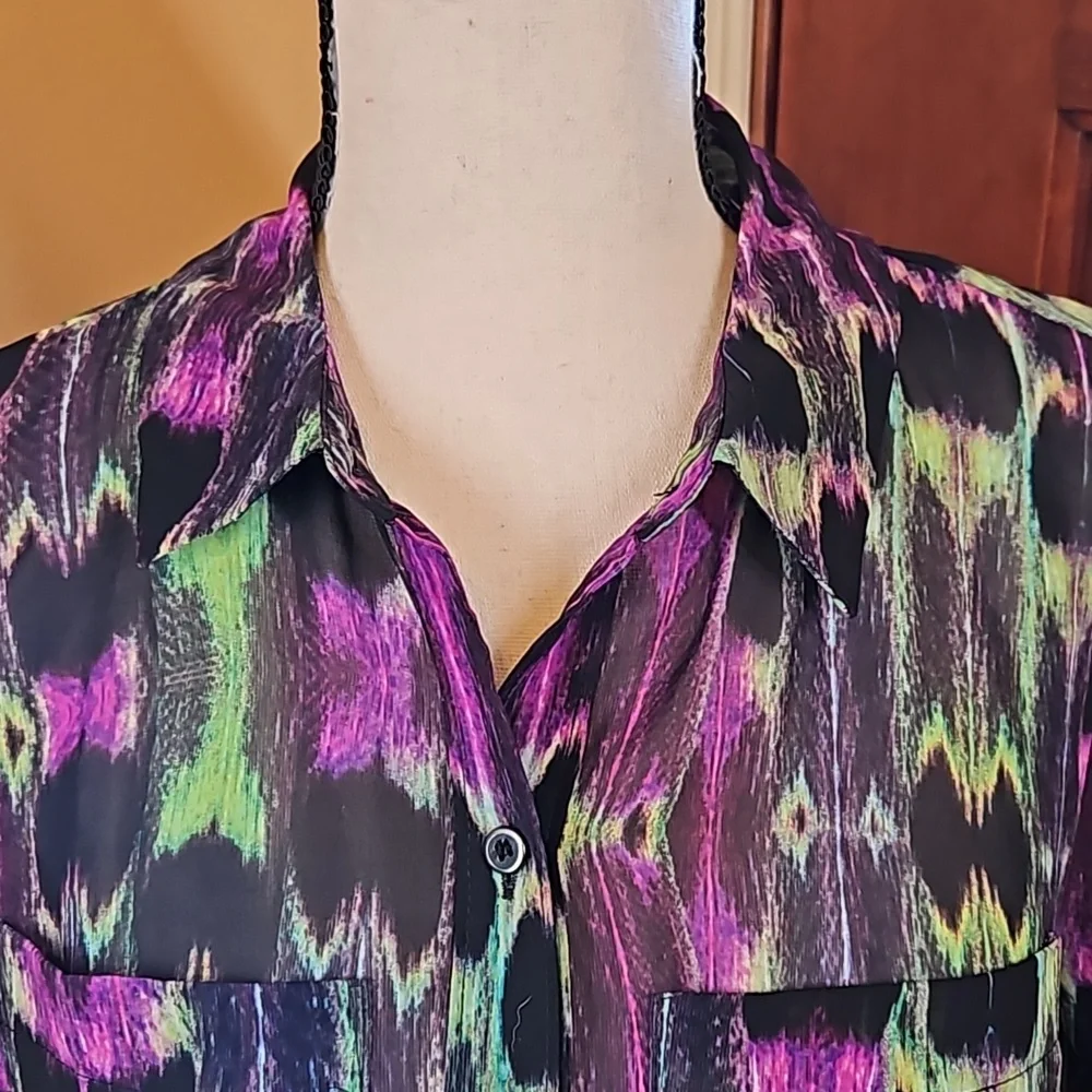 L AMOUR NANETTE LEPORE BLOUSE BUTTON DOWN TOP M PURPLE GREEN BLACK LONGSLEEVED